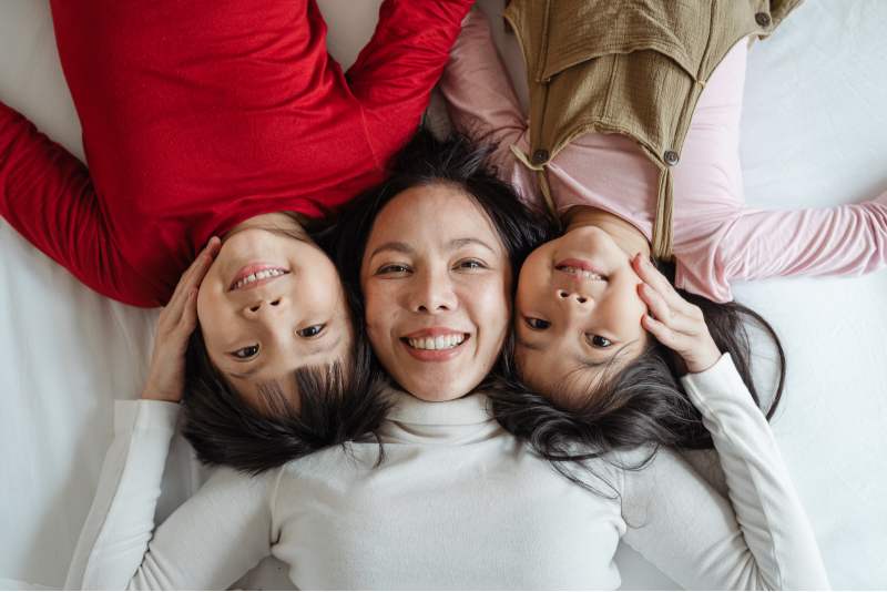 Maman asiatique avec enfants chinois